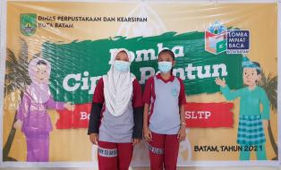 DUA SISWI SMPN 53 BATAM MENGIKUTI SELEKSI LOMBA PELAFALAN UUD 1945 DAN CIPTA PANTUN